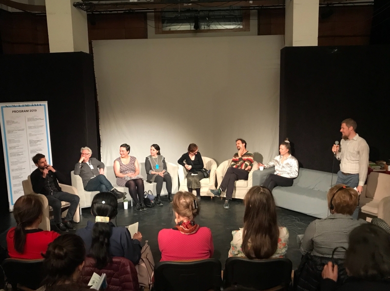 Studio 12（主會議空間）。國際劇評人、藝術家正談論今年的會議主題：戲劇與表演藝術中的生態議題與環境問題。